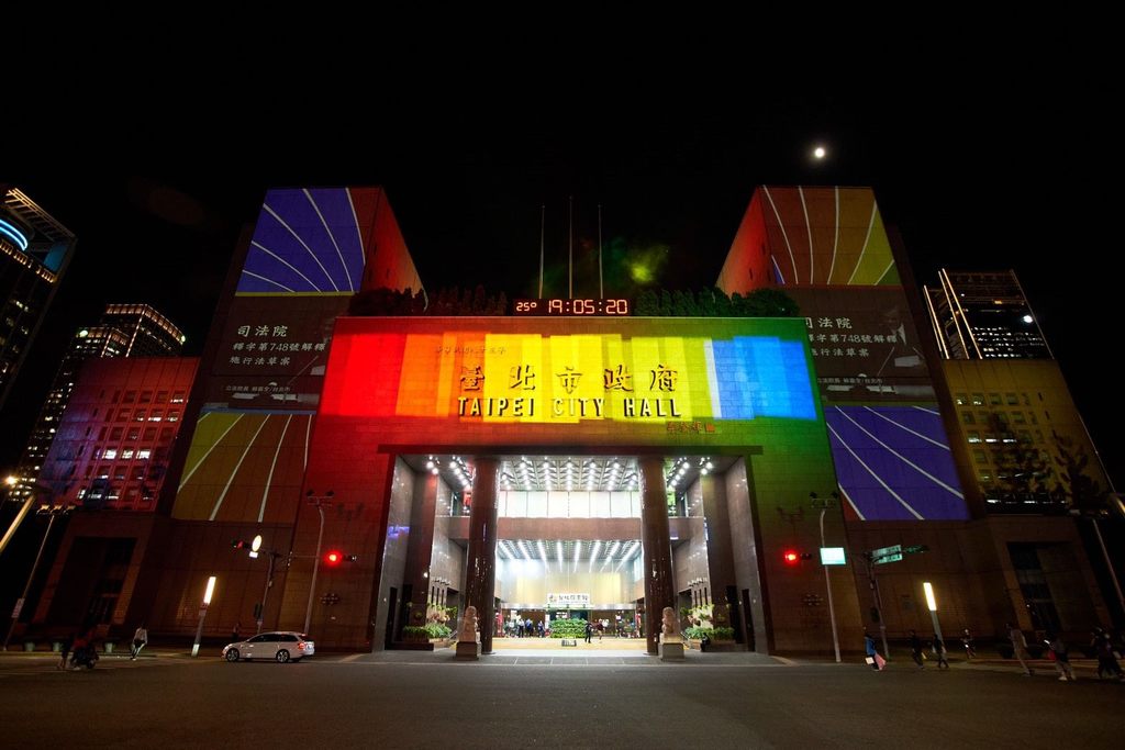 臺北市政府外的彩虹光雕秀